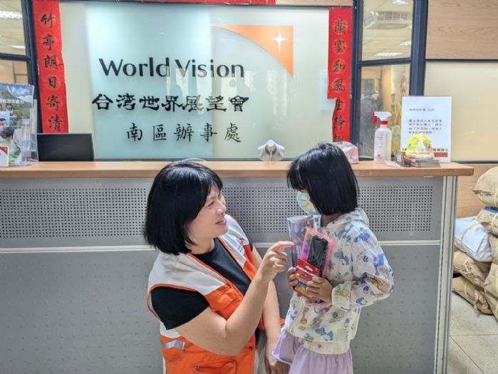 展望會南區發放7300萬助學金，弱勢家庭獲愛心物資支持，安心迎接新學期